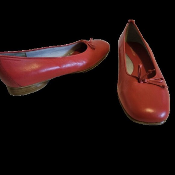 Women’s Naturalizer Comfort Loafers – Classic Slip-On Style - Retail $69 - Picture 3 of 3